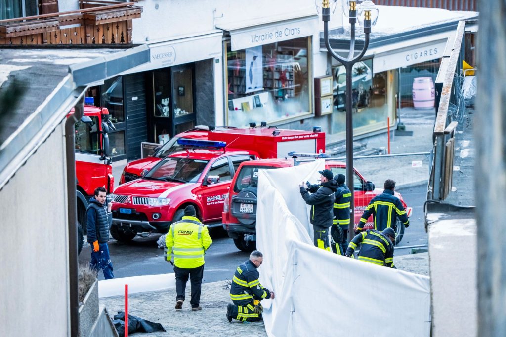 Un memorial dedicat victimelor incendiului devastator de la petrecerea de Revelion din stațiunea elvețiană Crans-Montana a fost distrus, duminică dimineață, în condiții în acestea încă neclare