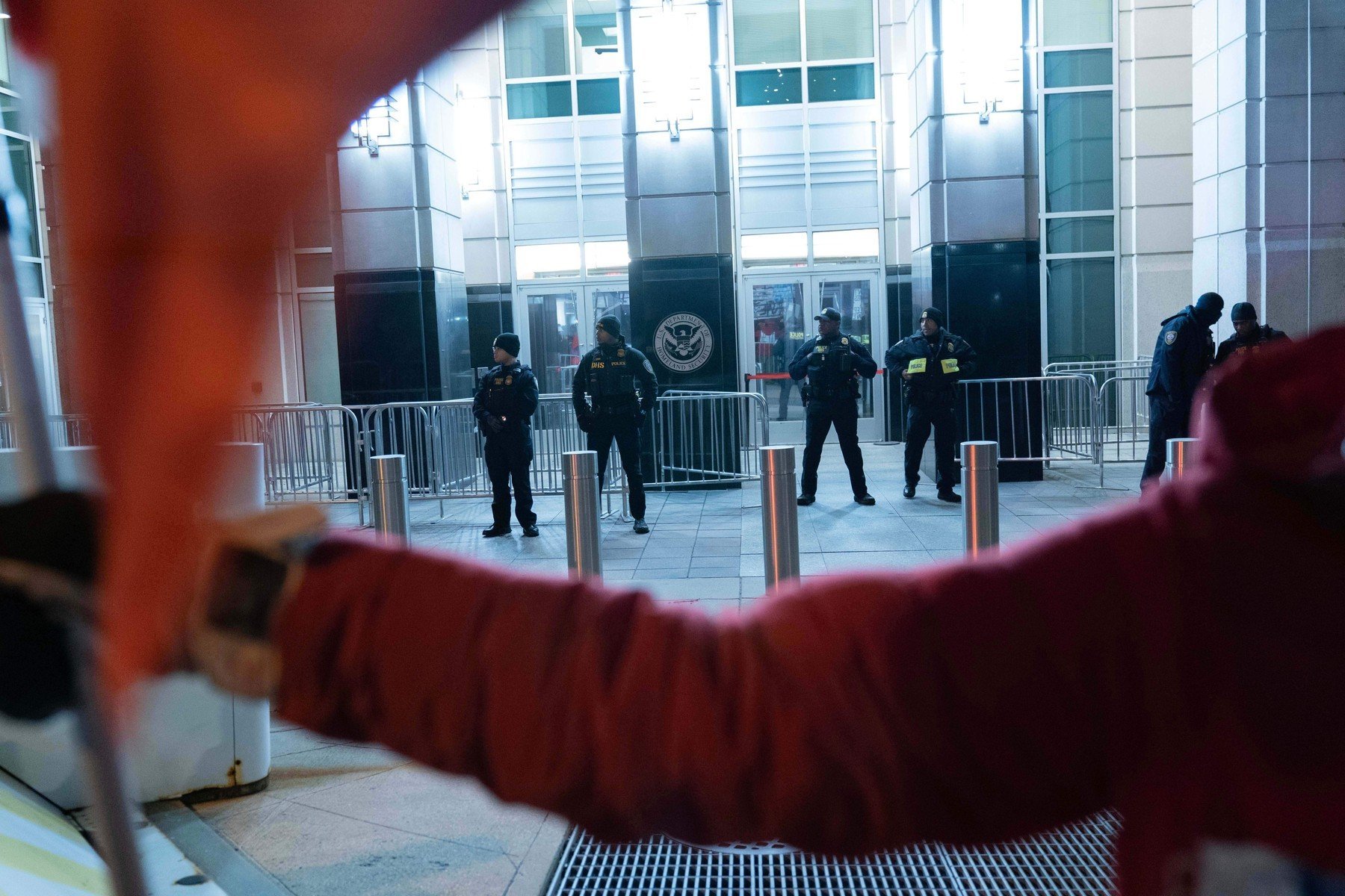 Un copil de 18 luni, reținut alături de părinții săi într-un centru de detenție pentru imigrație din sudul Texasului, a fost grav afectat de o boală, fiind transportat de urgență la spital cu insuficiență respiratorie