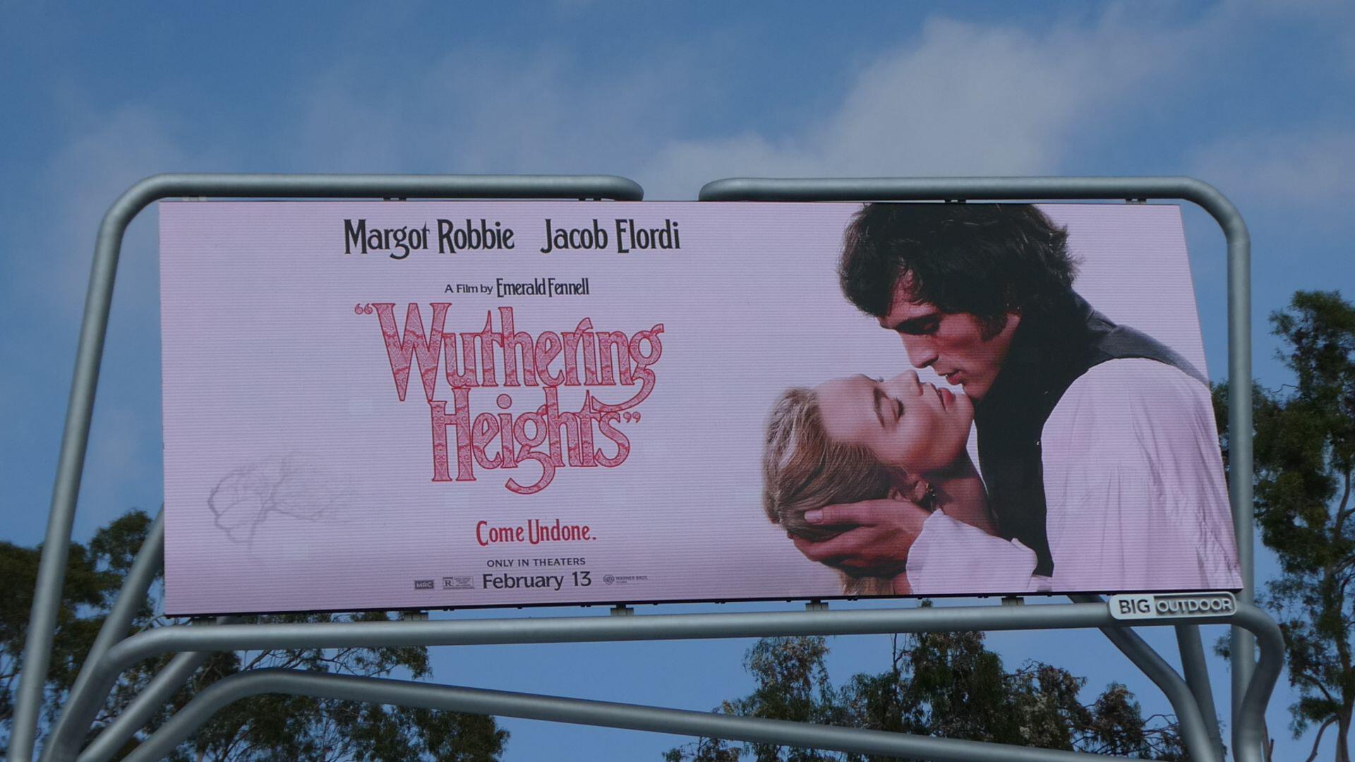 Campania de promovare a „Wuthering Heights”: seducție, obsesie și imagini de poveste Lansarea noului film „Wuthering Heights” a fost însoțită de o campanie de marketing pregătită cu meticulozitate, menită să capteze atenția publicului și să insufle atmosfera intensă și pasională a romanului clasic al lui Emily Brontë