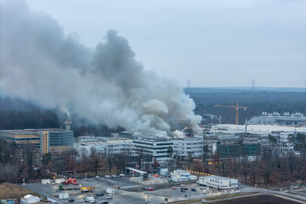 Un incendiu devastator a cuprins joi dimineața Centrul Helmholtz GSI din Darmstadt, una dintre cele mai avansate instalații de cercetare din Europa, specializată în accelerarea ionilor grei