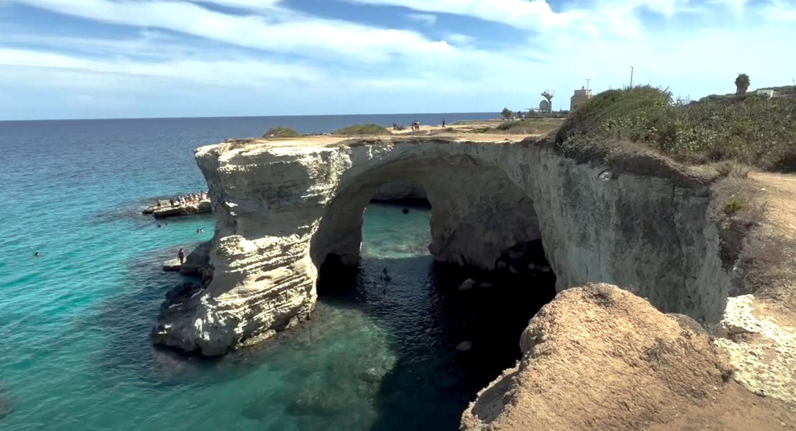 Arcul Îndrăgostiților, simbol iconic al coastei din Puglia, Italia, s-a prăbușit în prag de Ziua Îndrăgostiților, după ce furtuni violente și ploi torențiale au transformat peisajul idilic al regiunii