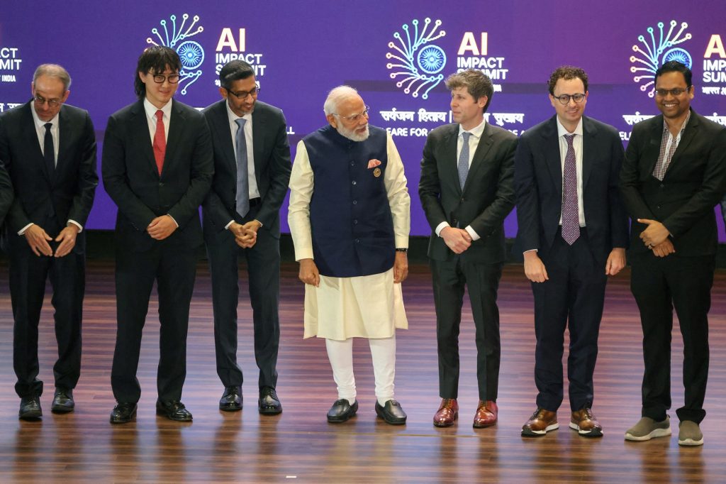 Tensiuni vizibile între liderii industriei de tehnologie în timpul unui summit de anvergură pe tema inteligenței artificiale, organizat recent de India, au atras atenția asupra rivalităților din Silicon Valley