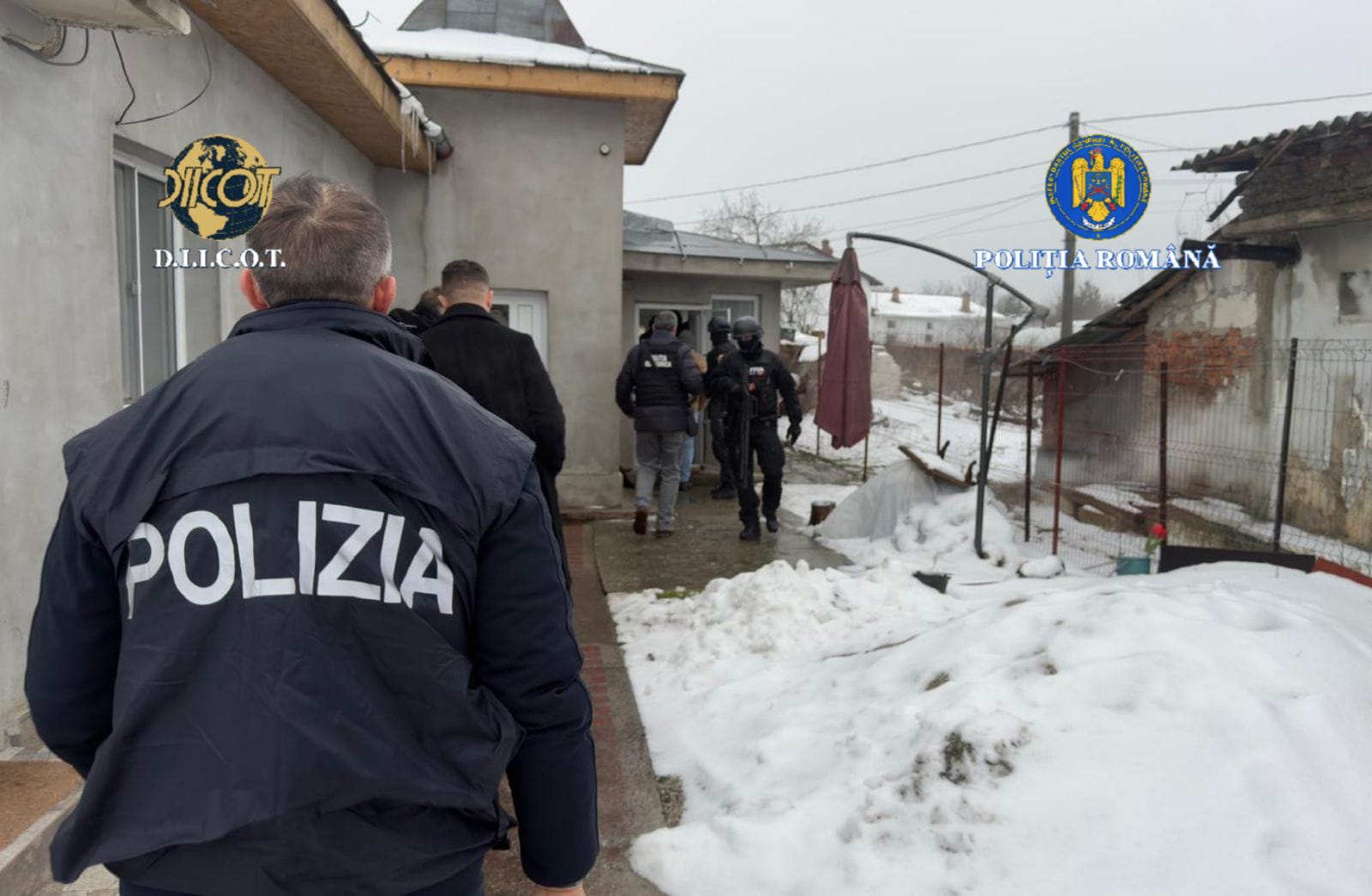 Operațiune internațională împotriva unei rețele de pirateri și fraudă informatizată, definitivată prin șapte percheziții domiciliare în România Autoritățile române, în colaborare cu cele italiene, au declanșat o acțiune amplă pentru destructurarea unei grupări specializate în piraterie digitală și crime informatice
