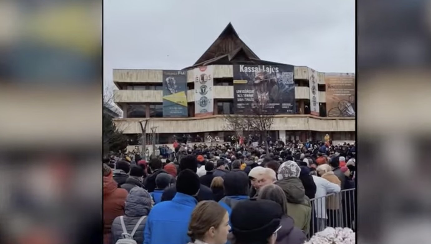 Aproximativ o mie de persoane au ieșit duminică în stradă la Odorheiu Secuiesc pentru a-și exprima nemulțumirea față de creșterea taxelor și impozitelor, într-un protest ce s-a desfășurat în Piața Tamási Áron