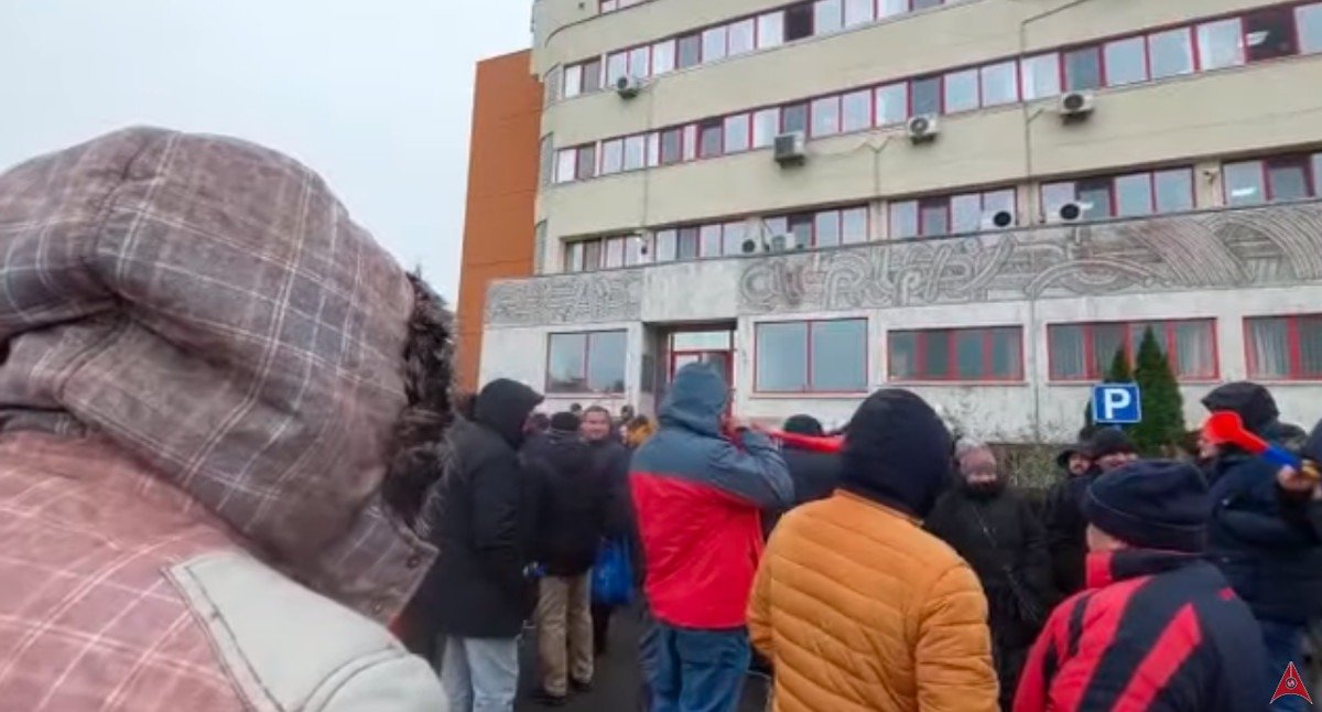 Protest spontan la Petrochemical Complexul Petromidia: salariații reclamă salarii mici și se pregătesc de conflict major Un val de nemulțumire s-a stârnit vineri în rândul angajaților de la rafinăria Petromidia, una dintre cele mai importante unități industriale din România, situată în Năvodari, județul Constanța