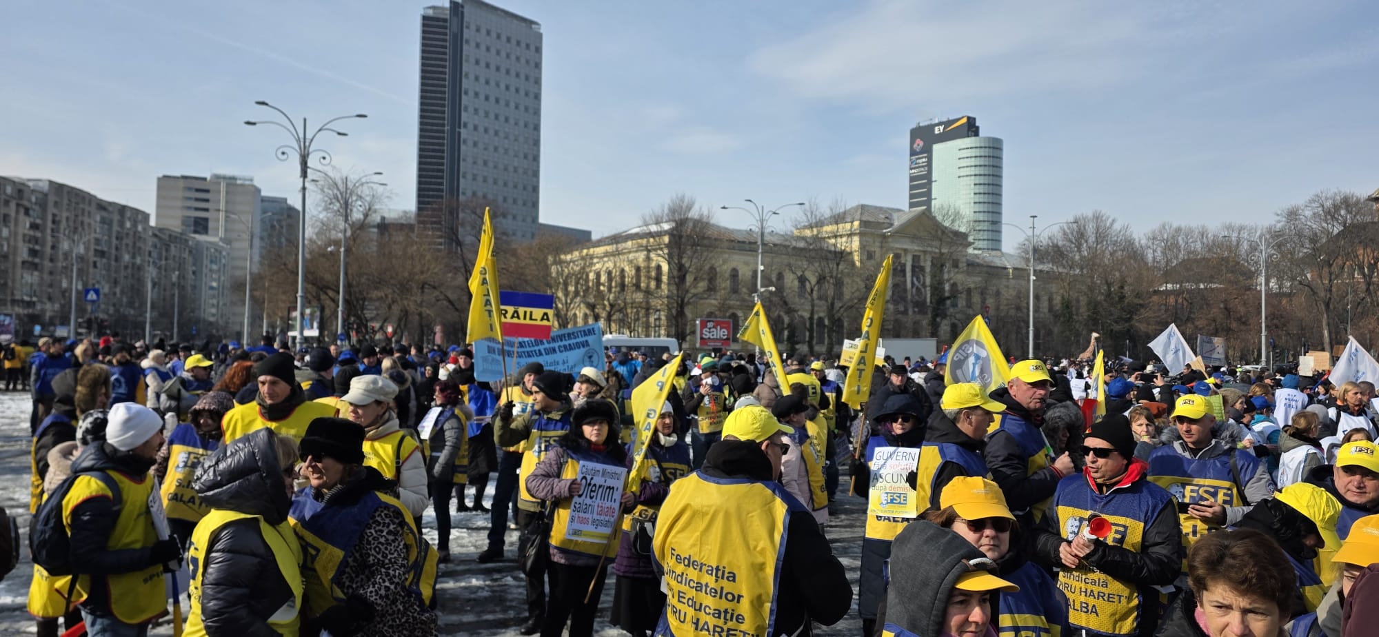 Protest masiv în Piața Victoriei: sindicaliștii, profesorii și studenții cer schimbări în învățământ Marile nemulțumiri ale sistemului educațional românesc au adus miercuri în stradă mii de oameni în Piața Victoriei