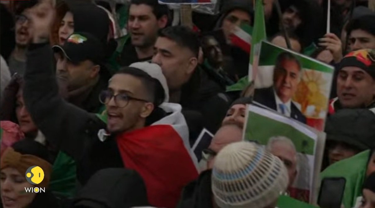 Protest masiv în München împotriva regimului de la Teheran, în timp ce liderii mondiali se întruneau pentru Conferința de Securitate Aproximativ 200.000 de oameni s-au strâns sâmbătă în centrul orașului München pentru a-și exprima solidaritatea cu mișcarea de protest din Iran și pentru a condamna represiunile dure ale regimului islamic