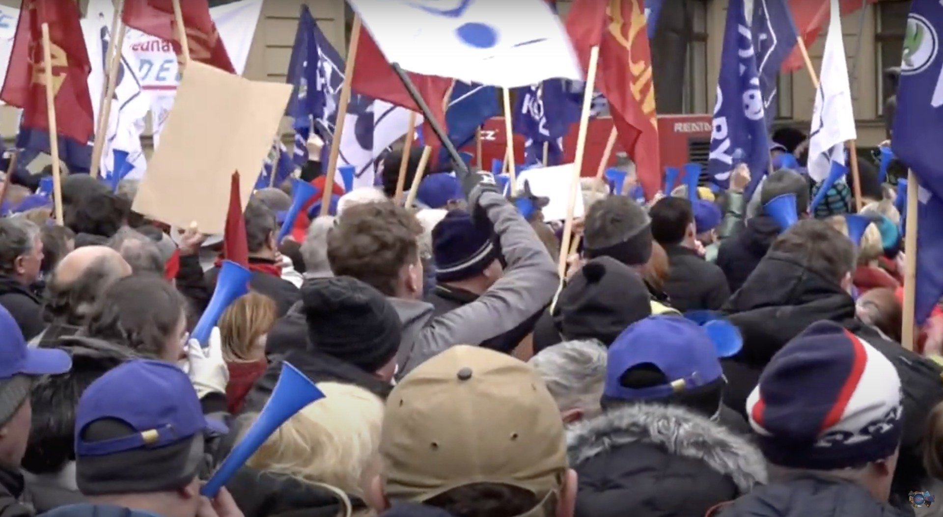 Mii de persoane au ieșit în stradă în întreaga Cehie, duminică, pentru a-și manifesta sprijinul față de președintele Petr Pavel, într-un context tensionat generat de divergențe cu guvernul populist de dreapta