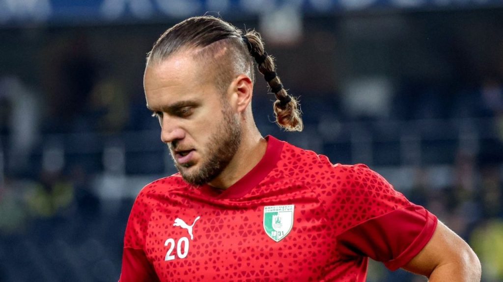 George Pușcaș, transfer surpriză la Dinamo: o revenire după un hiatus îndelungat Atacantul român George Pușcaș, ofigură emblematică a fotbalului românesc, va semna un contract cu Dinamo București, marcând astfel o întoarcere pe terenul de joc după o absență de aproape trei luni