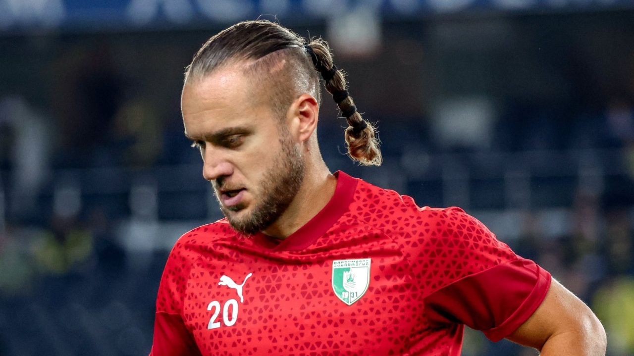 George Pușcaș, transfer surpriză la Dinamo: o revenire după un hiatus îndelungat Atacantul român George Pușcaș, ofigură emblematică a fotbalului românesc, va semna un contract cu Dinamo București, marcând astfel o întoarcere pe terenul de joc după o absență de aproape trei luni