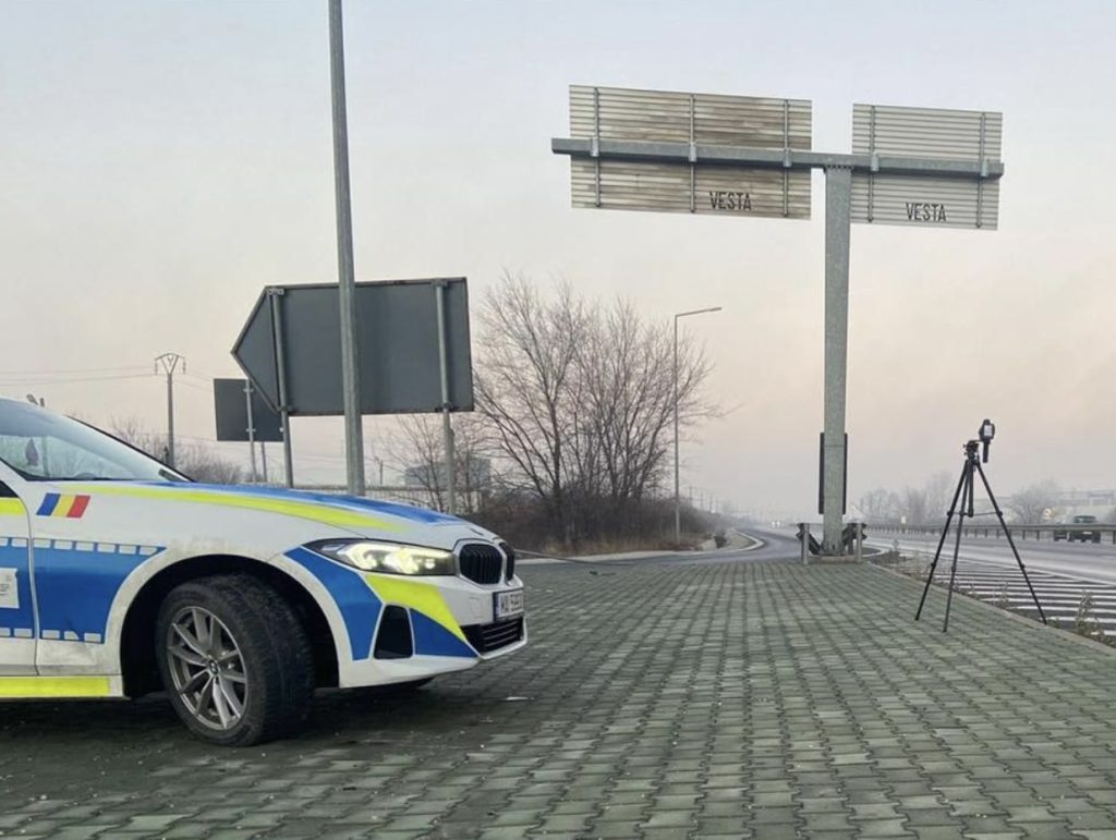 Peste 2.600 de amenzi aplicate într-o săptămână de polițiștii de pe autostrăzile din România, majoritatea pentru depășirea vitezei legale România continuă să fie martoră unei campanii intense de control și sancționare a abaterilor de la normele rutiere pe autostrăzile naționale, obiectivul fiind siguranța tuturor participanților în trafic
