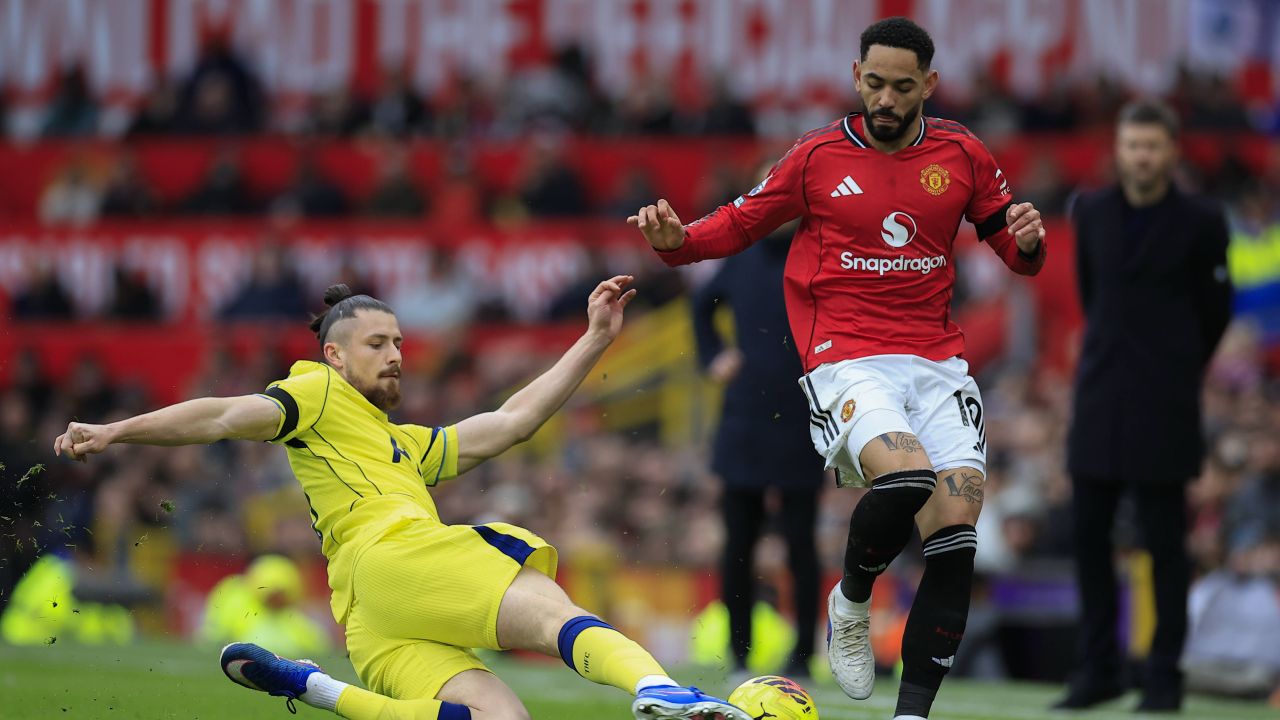 Radu Drăgușin, criticat de englezi după debutul la Manchester United – Tottenham: „Nota 6”