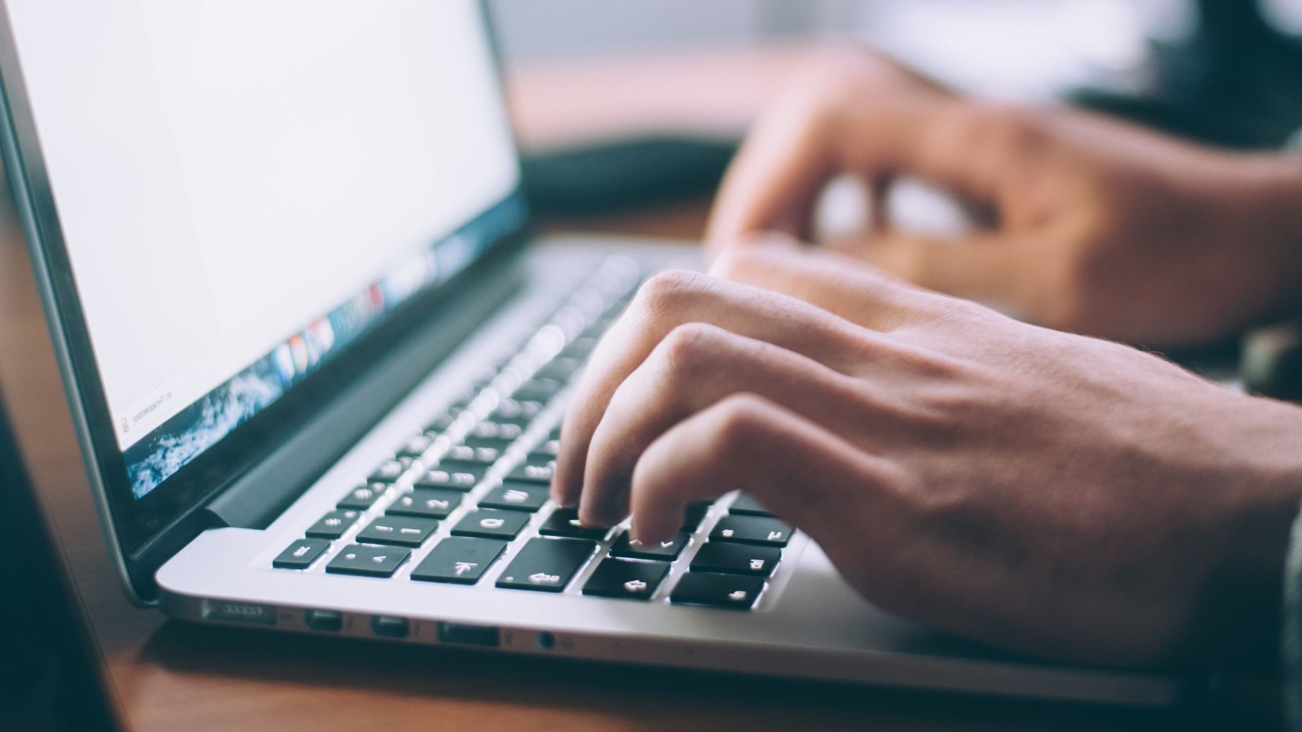 În era digitală, securitatea online devine tot mai complexă, iar preocuparea principală nu mai este doar despre uitarea unei parole, ci despre modul în care gestionăm accesul nostru peste tot