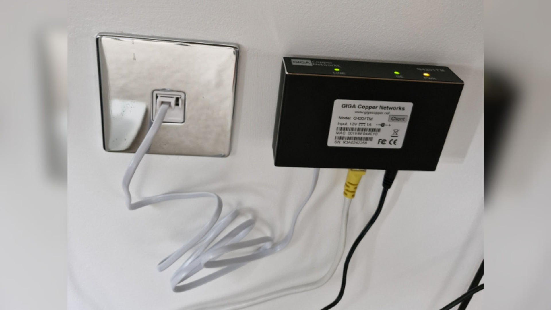 În familia rețelelor de internet, soluțiile tradiționale pentru conectarea stabilă și rapidă par să devină tot mai dificil de implementat în casele vechi, în special acolo unde traseele de cablu nu au fost gândite pentru nevoile actuale