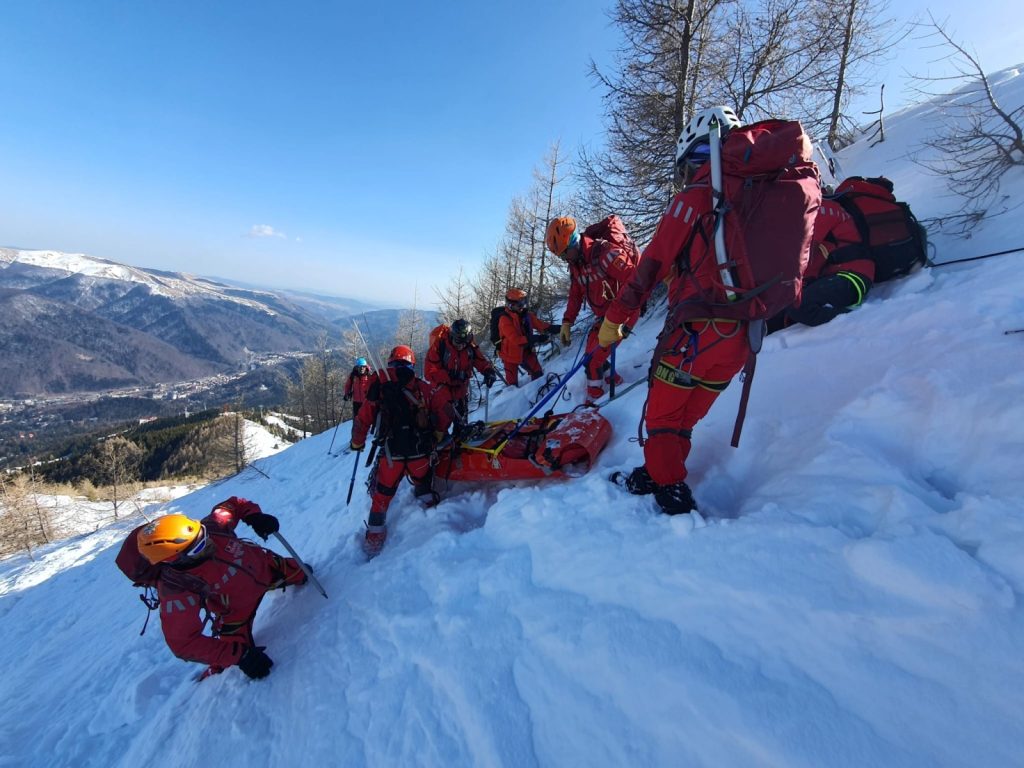 Zeci de persoane au ajuns la spital după ce s-au aventurat pe muntele înzăpezit în ultimele zile, situație agravată de condițiile meteo extreme și lipsa de experiență a unora dintre turistii amatori