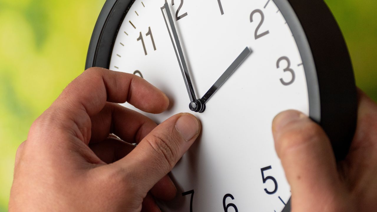 În noaptea de sâmbătă, 28 martie, spre duminică, 29 martie 2026, România va trece la ora de vară, iar acest moment va influența atât viața de zi cu zi a cetățenilor, cât și activitățile economice