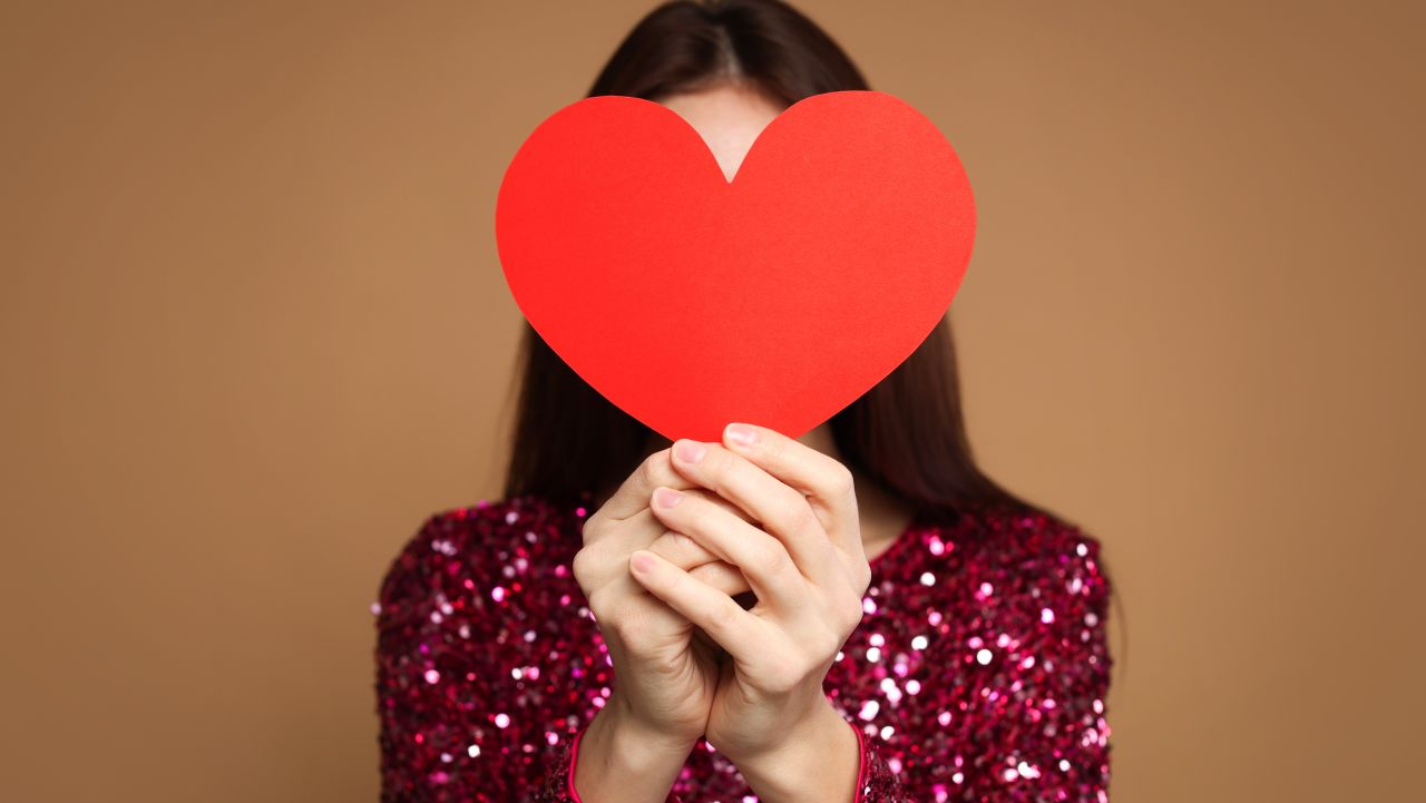 Valentine’s Day, sărbătoarea iubirii, și originile sale complexe Pe 14 februarie, milioane de oameni din întreaga lume celebrează Valentine’s Day, ziua dedicată iubirii și romanticilor gesturi