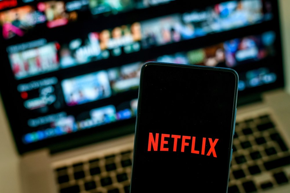Netflix ripostează dur la provocările ByteDance, compania-mamă a TikTok, acuzând platforma chineză de utilizarea ilegală a proprietății intelectuale prin intermediul unui nou motor de inteligență artificială, Seedance 2.0