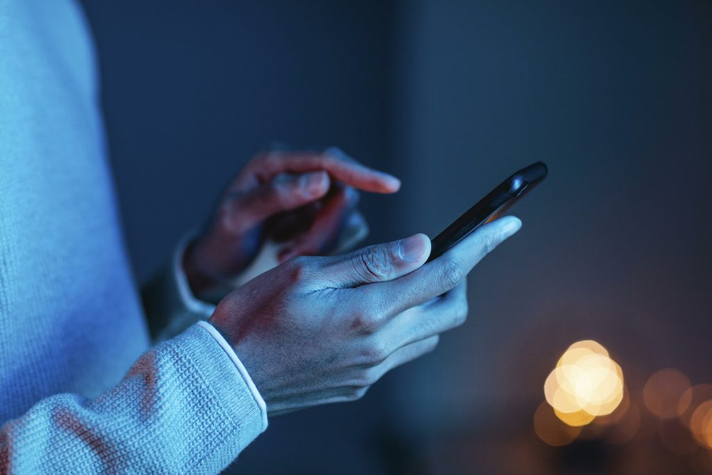 În lumea modernă, ideea de a lăsa telefonul să se descarce complet sau de a-l încărca doar cu câteva minute înainte de a ieși din casă a devenit un obicei comun, dar nu întotdeauna sănătos pentru dispozitiv