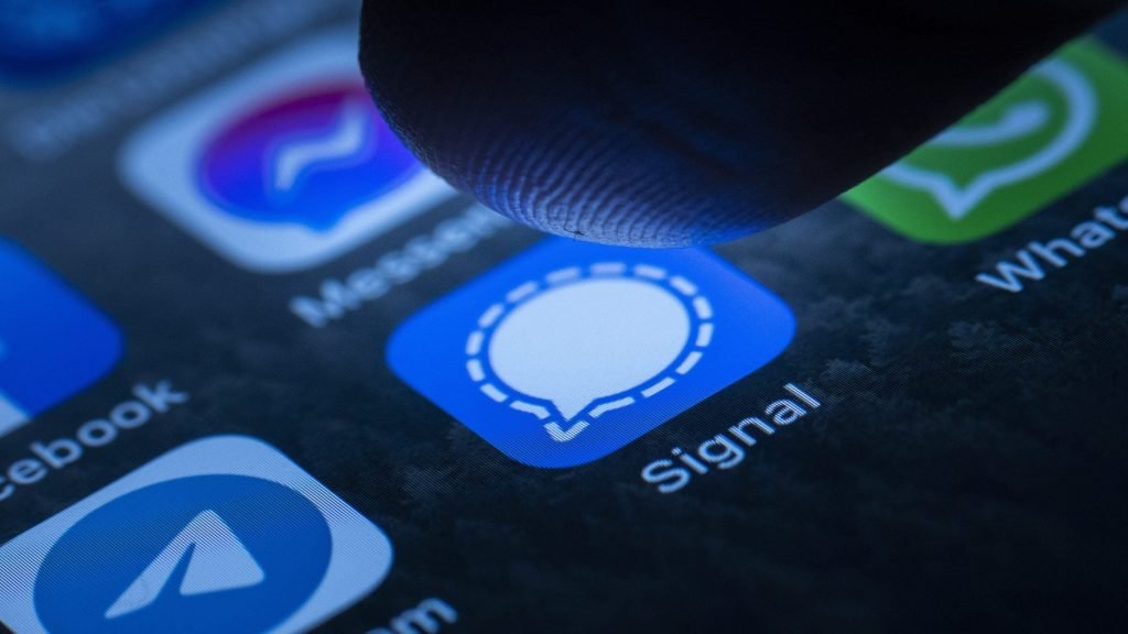 Noua armă invizibilă a spionajului cibernetic: atacurile asupra aplicației Signal Când vorbim despre phishing, mulți își imaginează imediat e-mailuri suspecte sau pagini false de login