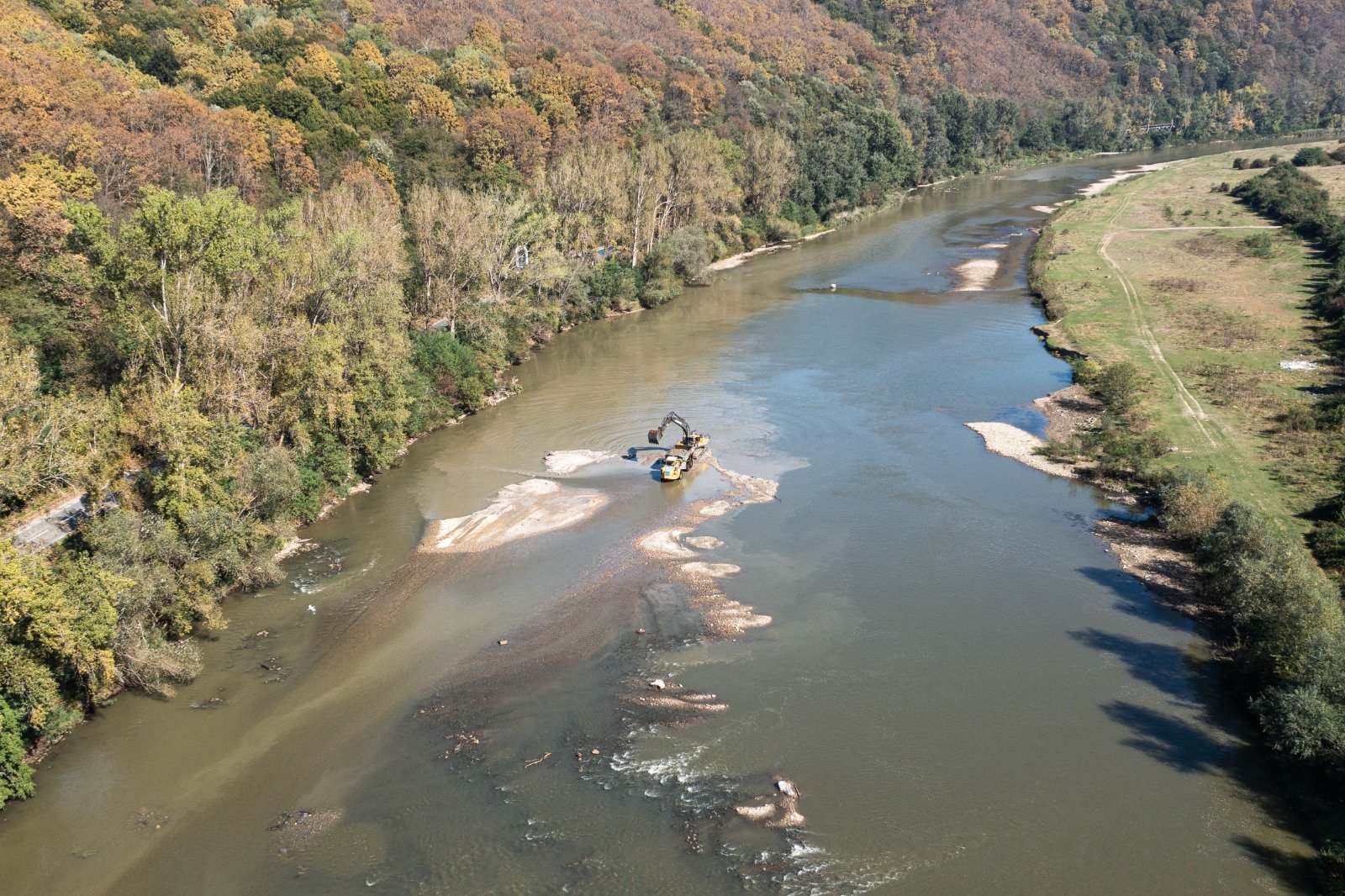 Debarcament ilegal de alimente alterate şi deșeuri menajere pe malul râului Someş, în apropierea Ulmeniului O situație alarmantă a fost descoperită recent pe malul râului Someş, în zona municipiului Ulmeni, județul Maramureș