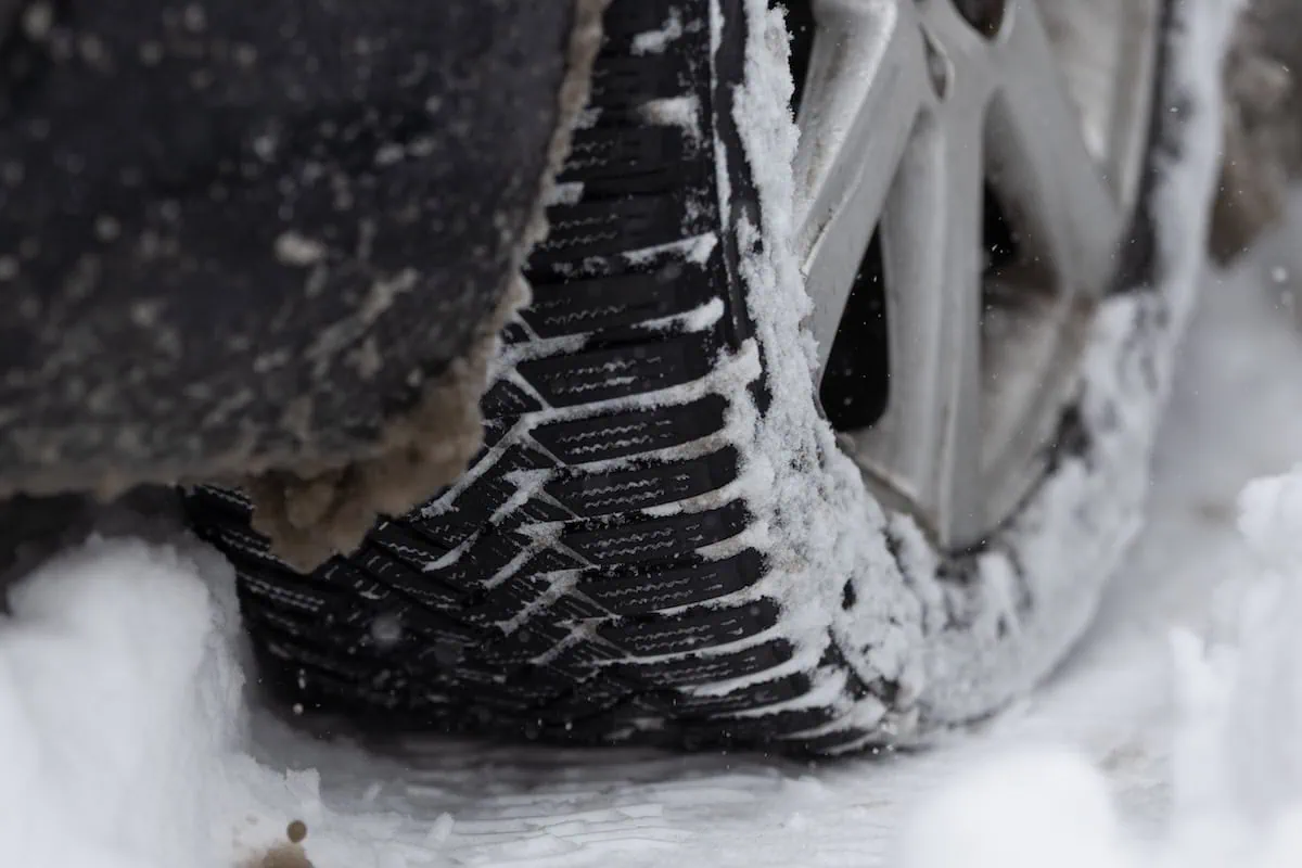 Zăpada revine în București: ploi, ceață și polei înainte de iarnă autentică