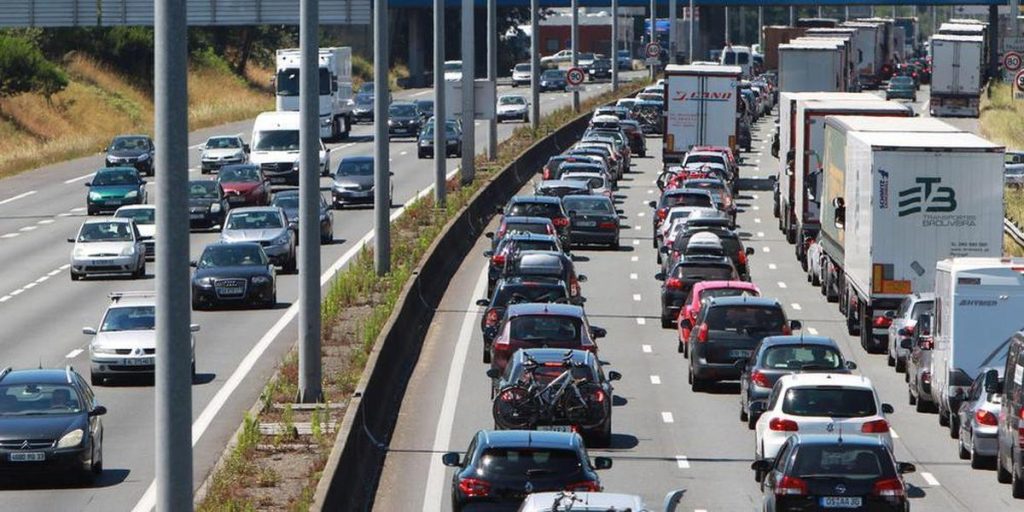 Înghesuială pe A10, între Paris și Bordeaux: Bouchon de 16 kilometri în weekendul de vacanță Traficul pe autostrada A10, în direcția Paris-Bordeaux, este sever afectat în acest weekend, odată cu debutul vacanței de iarnă, generând un congestionare de 16 kilometri