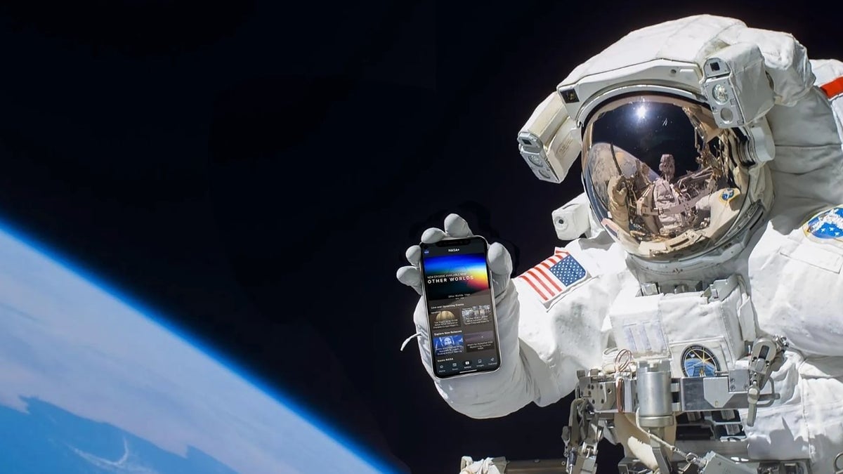 NASA devine prima agenție spațială majoră care face un pas semnificativ în modernizarea modalităților de documentare a misiunilor sale, permițând astronauților să își ia telefoanele personale în timpul explorării spațiului