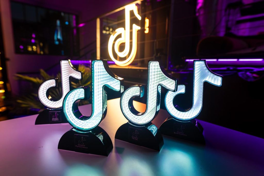 Autoritățile europene pun sub semnul întrebării siguranța TikTok, acuzând platforma de design care stimulează dependența Într-o mișcare fără precedent, Comisia Europeană a lansat o anchetă aprofundată asupra TikTok, cea mai populară platformă de video-sharing la nivel global, deținută de compania chineză ByteDance