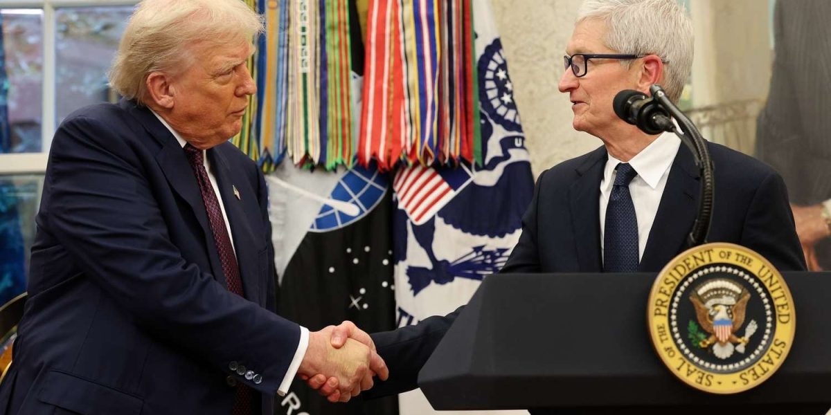 tim-cook-trump.jpg - StiriAlese
