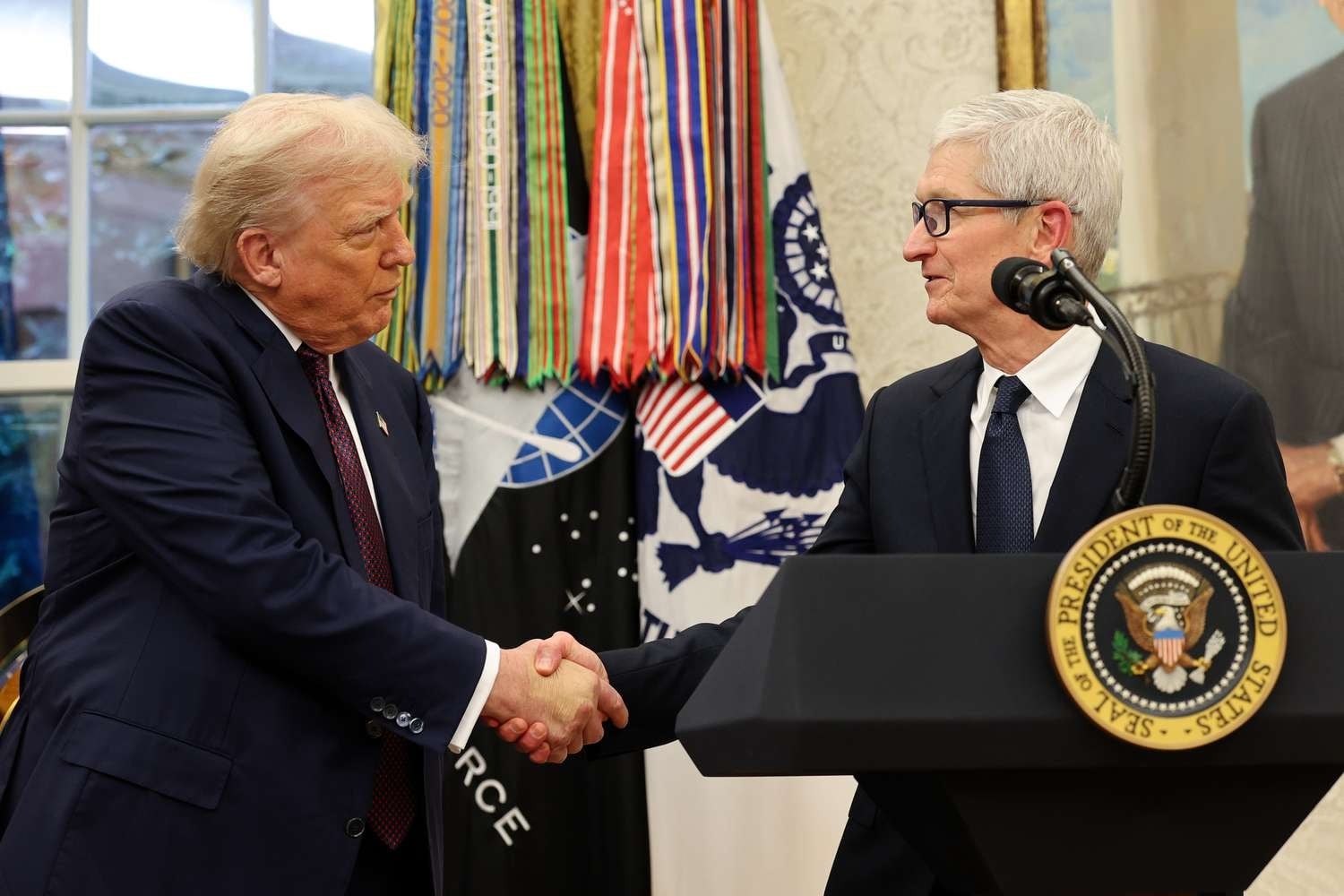 Apple își asumă un rol politic dificil în America polarizată: mesajul lui Tim Cook pentru angajați și impactul asupra industriei tech Într-o vreme în care linia dintre politic și business devine din ce în ce mai subțire, Apple pare să plătească prețul acestei transformări