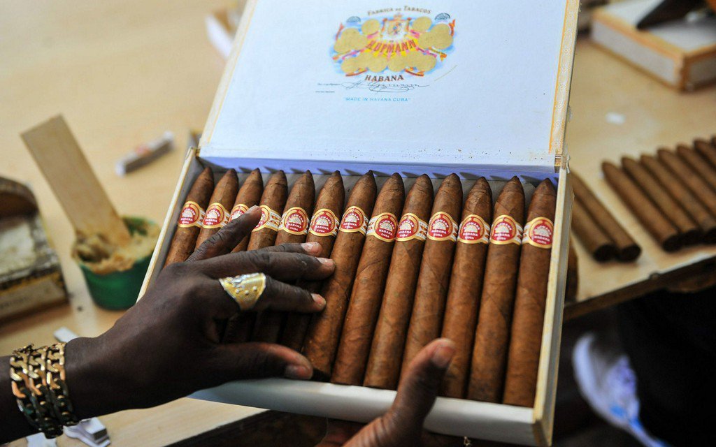 Cuba, țara cunoscută pentru tradiția sa în producția de trabucuri de lux, va amâna pentru acest an desfășurarea celebrului târg internațional dedicat celebrei sale chimbe