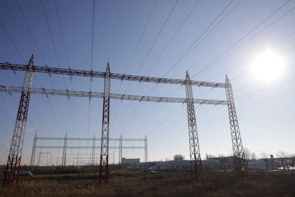 Transelectrica, operatorul de stat al rețelei naționale de transport al energiei electrice, a lansat recent o procedură de achiziție pentru servicii de pază și monitorizare, un contract cu implicații strategice pentru siguranța sistemului energetic al țării