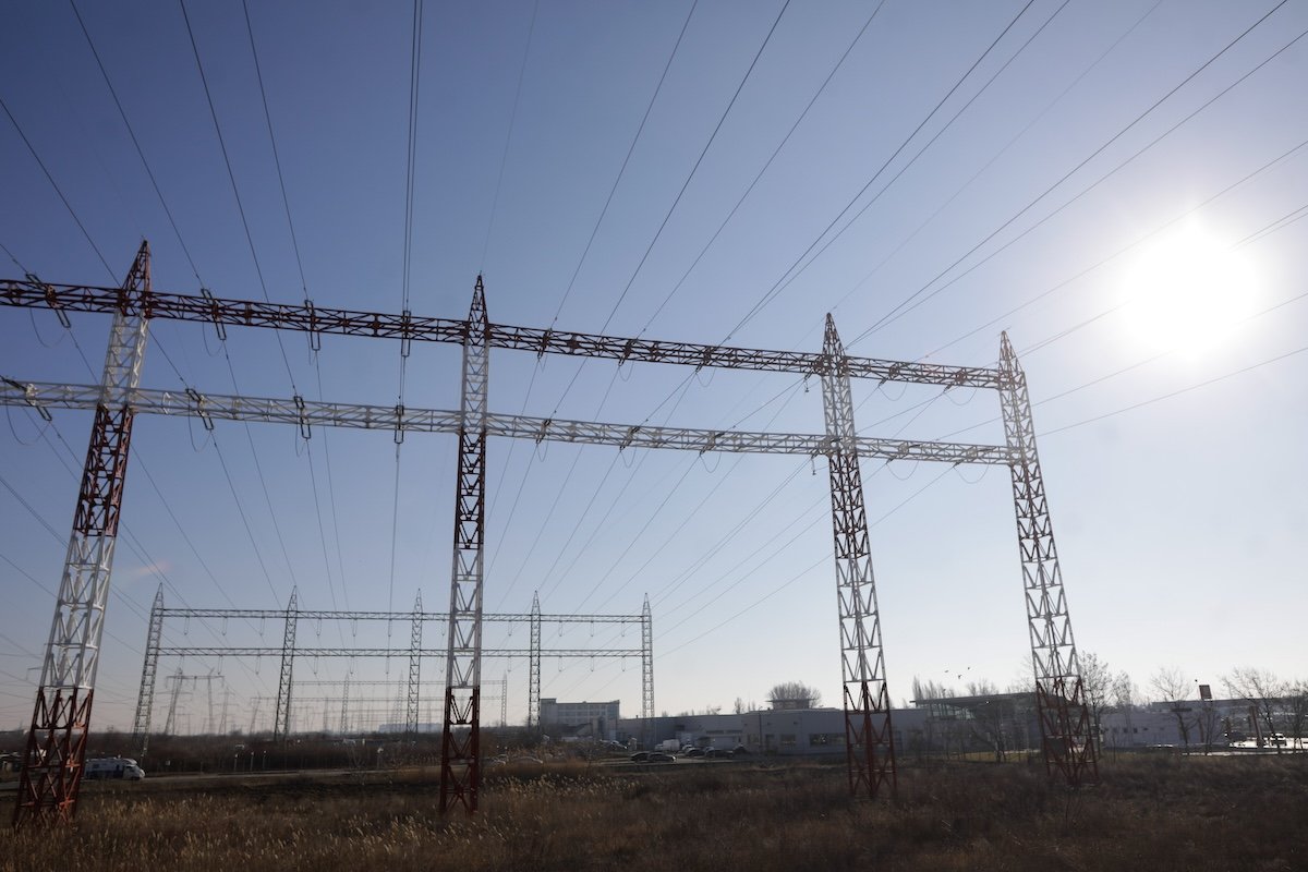 Transelectrica, operatorul de stat al rețelei naționale de transport al energiei electrice, a lansat recent o procedură de achiziție pentru servicii de pază și monitorizare, un contract cu implicații strategice pentru siguranța sistemului energetic al țării