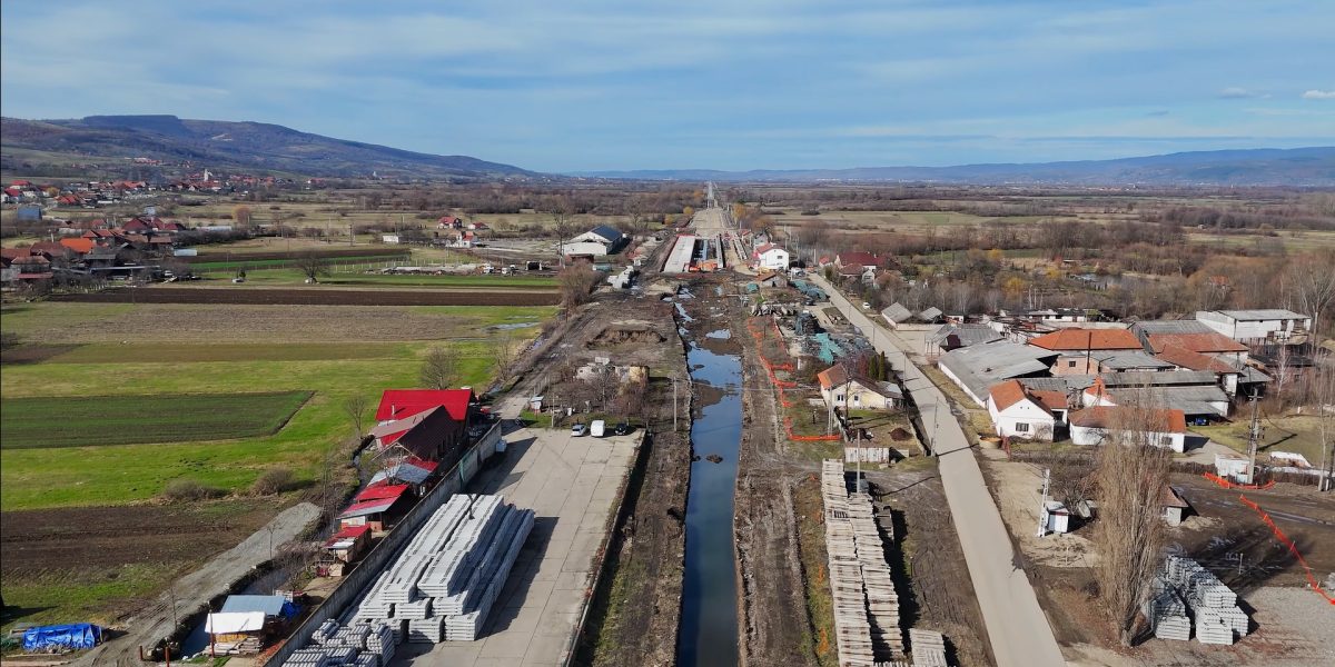 Progrese lente și imagini spectaculoase: contrastul din jurul tronsonului feroviar Cluj-Oradea, în timp ce șantierul pare blocat Un nou contrast izbitor între realitatea de pe teren și percepția publică se evidențiază în cazul proiectului de infrastructură feroviară ce vizează modernizarea tronsonului Cluj-Napoca – Oradea, mai exact segmentul Poieni – Aleșd