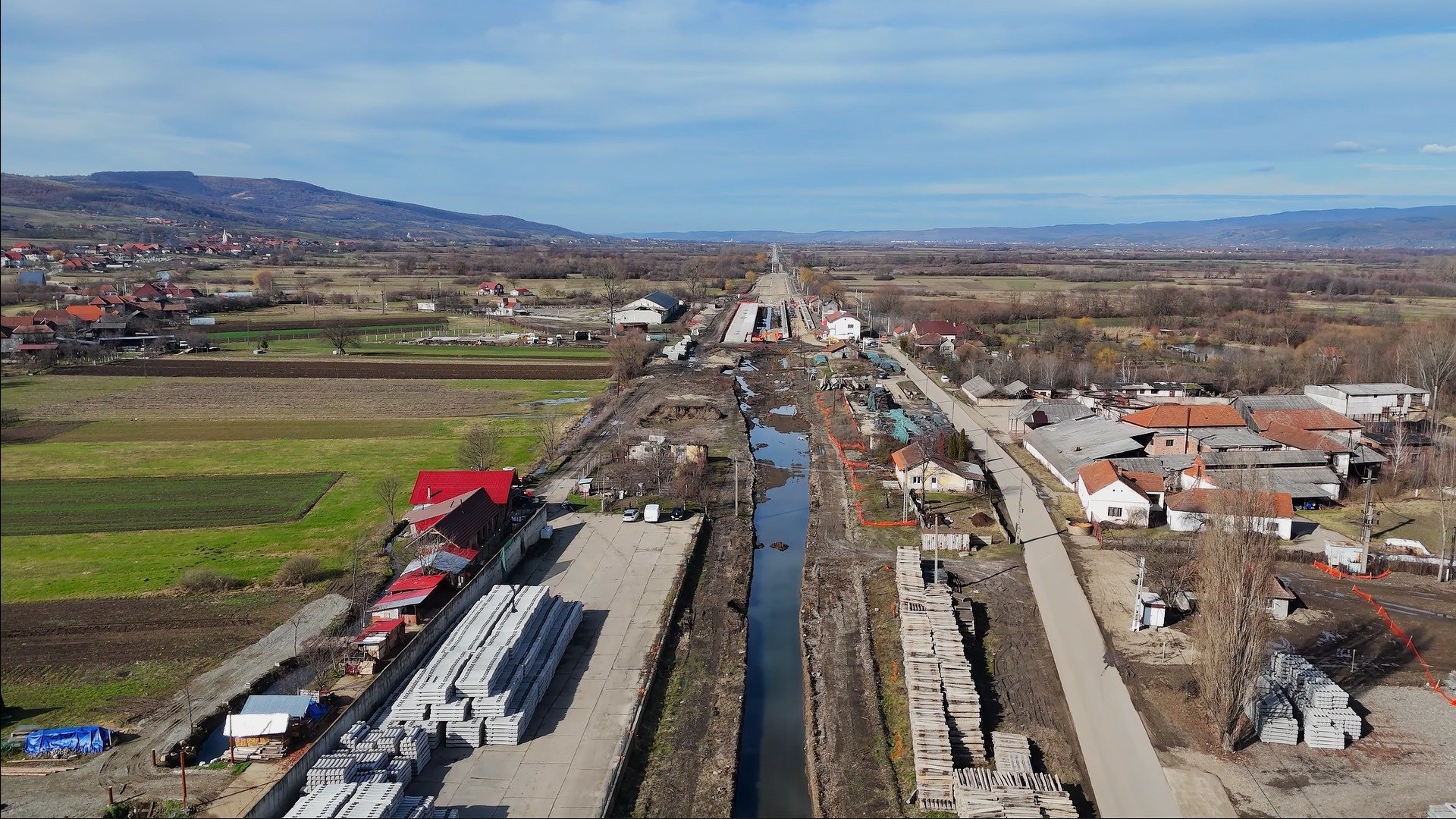 Progrese lente și imagini spectaculoase: contrastul din jurul tronsonului feroviar Cluj-Oradea, în timp ce șantierul pare blocat Un nou contrast izbitor între realitatea de pe teren și percepția publică se evidențiază în cazul proiectului de infrastructură feroviară ce vizează modernizarea tronsonului Cluj-Napoca – Oradea, mai exact segmentul Poieni – Aleșd