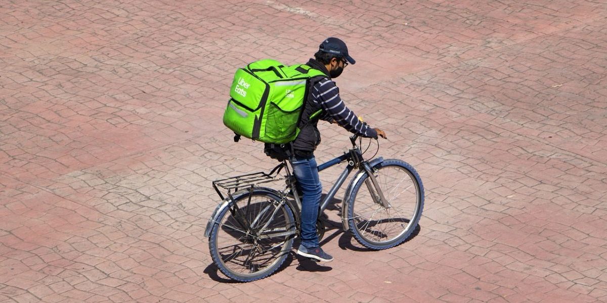 uber-eats-livrare-mancare-e1620749330587.jpg - StiriAlese