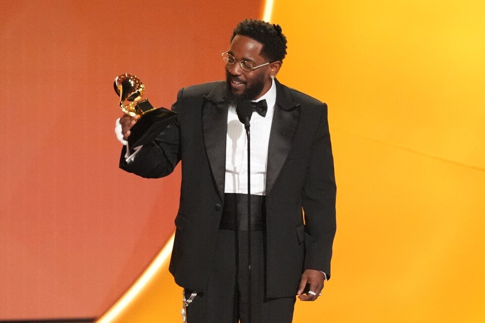 Bad Bunny și Kendrick Lamar, marii câștigători la Grammy 2026 La Galele Grammy din acest an, organizate la Los Angeles, Bad Bunny a obținut prestigiosul trofeu pentru Albumul Anului cu „Debí Tirar Más Fotos”, consolidându-și astfel statutul de superstar global