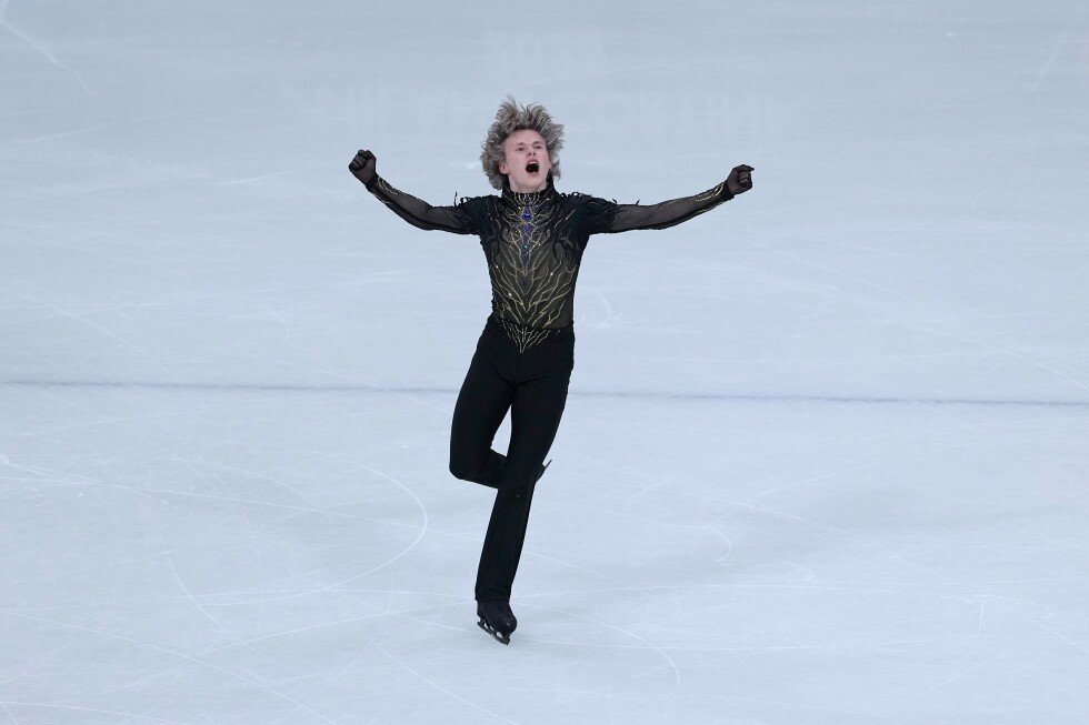 Ilia Malinin aduce aurul olimpic pentru Statele Unite la Milan Cortina ILIA MALININ a fost starul serii, aducând echipa americană la o victorie dramatică împotriva Japoniei în finala patinajului artistic de la Jocurile Olimpice de iarnă de la Milan Cortina