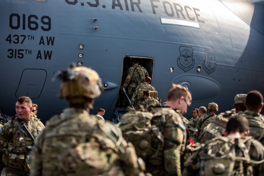 Curtea Supremă din Virginia a decis să permită unui cuplu de americani, Joshua și Stephanie Mast, să păstreze o fată orfană din Afganistan, după o lungă bătălie juridică care a ținut ani întregi