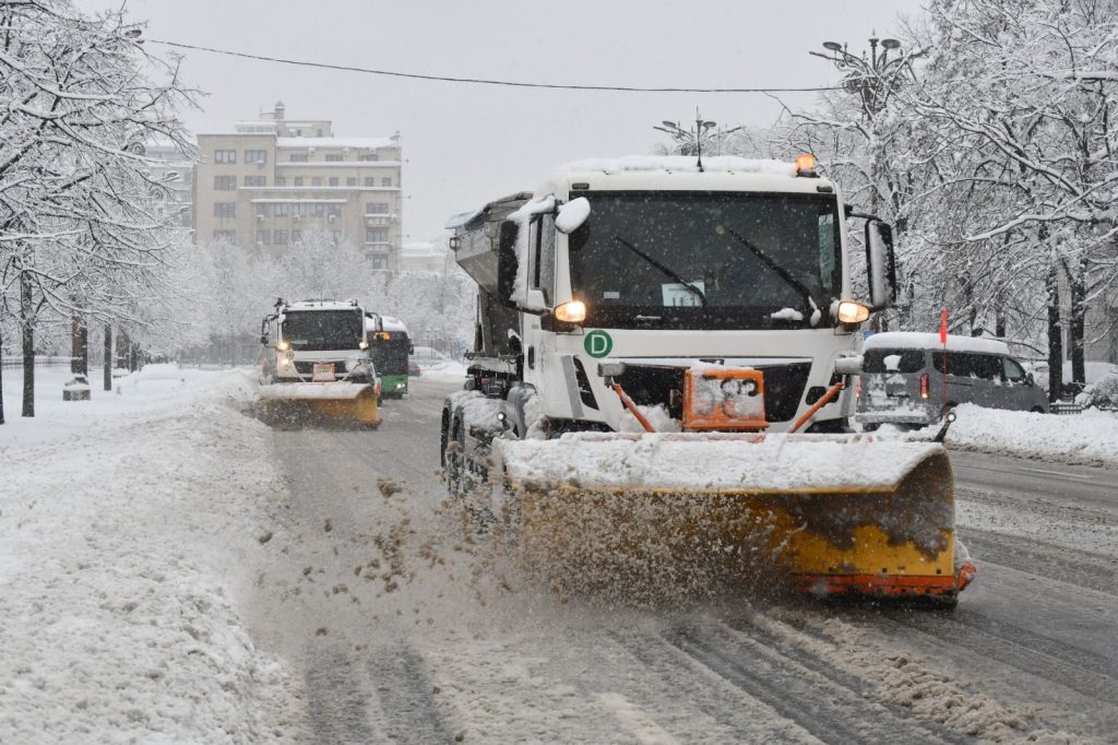 Operarea operatorilor de salubritate din București, în plină criză de zăpadă, devine subiect de controverse și suspiciuni de înșelăciune