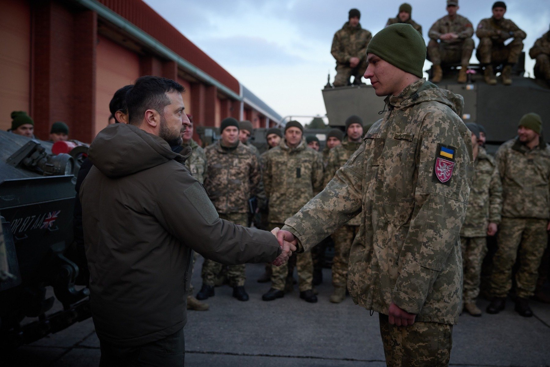 Regatul Unit anunță o nouă susținere financiară pentru Ucraina în fața agresiunii ruse Regatul Unit a confirmat joi o nouă rundă de ajutor militar pentru Ucraina, menită să consolideze capacitatea țării de a se apăra împotriva atacurilor masive ale Rusiei asupra infrastructurii energetice