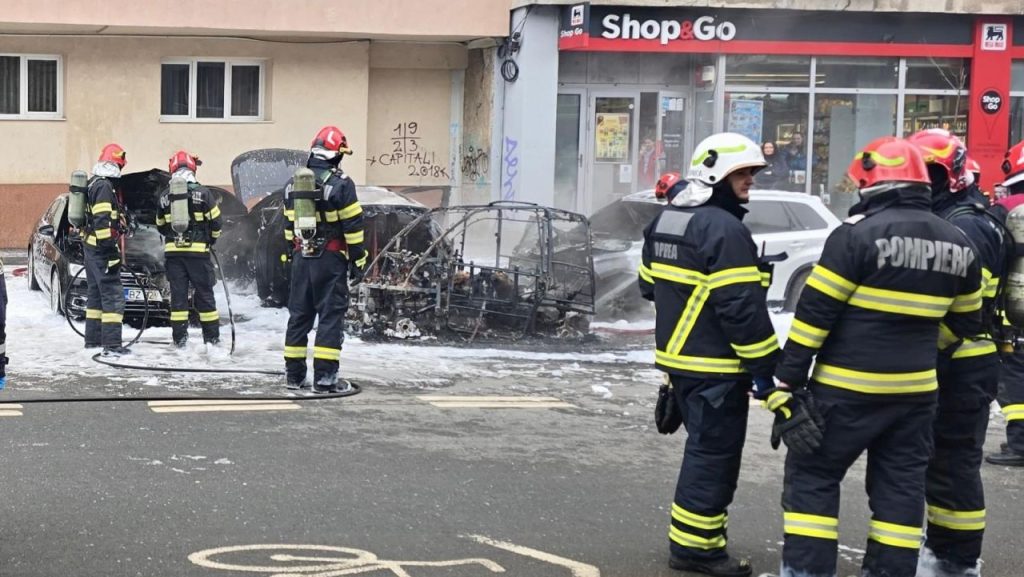 Incendiu devastator într-un parc auto din Capitală: O femeie a decedat, iar un bărbat a fost transportat la spital Un incendiu violent a avut loc în această dimineață într-un parc auto din București, provocând moartea unei femei în vârstă de 51 de ani și rănirea unui bărbat de 56 de ani