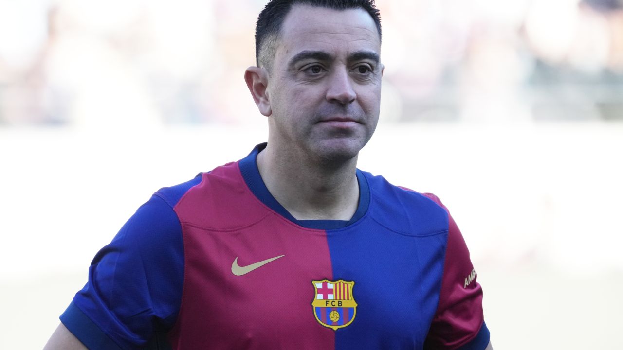 Xavi Hernández pe cale de revenire pe banca tehnică După aproape doi ani de la despărțirea sa de FC Barcelona, fostul mare mijlocaș Xavi Hernández pare să fie foarte aproape de a relua activitatea de antrenor