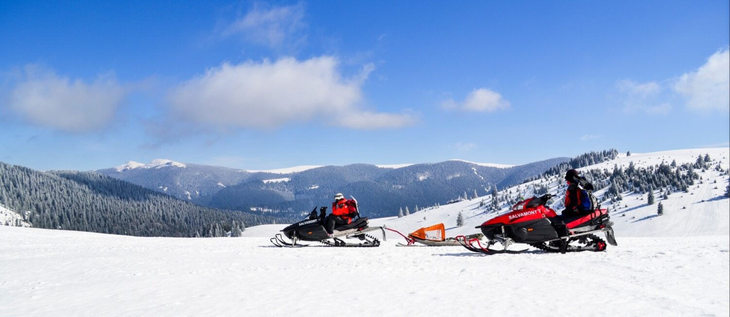 Peste 110 persoane salvate de pe munte în ultimele 24 de ore, iar un număr semnificativ dintre acestea au fost transportate la spital pentru îngrijiri medicale, indicând gravitatea situației generate de condițiile meteorologice extreme din ultimele zile