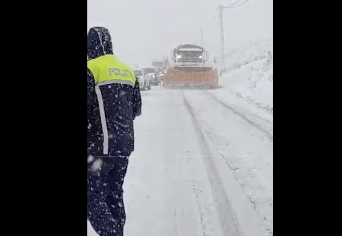 Din cauza condițiilor meteorologice severe, circulația rutieră pe principalele tronsoane de drum din țară s-a adaptat pe măsura iernii