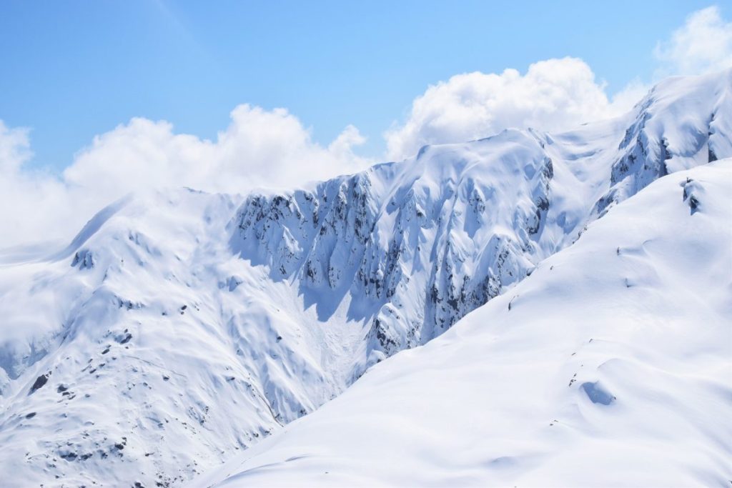 Riscul de avalanșe în Munții Făgăraș și Bucegi, în plină iarnă extremă Departamentul pentru Situații de Urgență (DSU) a emis, marți, o avertizare alarmantă cu privire la riscul ridicat de avalanșe în Munții Făgăraș și Bucegi, regiunii montane din centrul și sudul țării