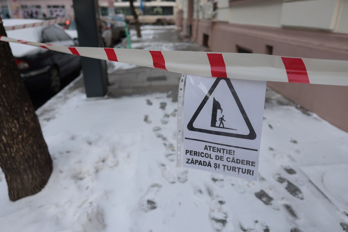 Bucureștiul rămâne sub vraja iernii puternice, cu ninsori persistente și temperaturi care nu dau semne de revenire, prelungind, astfel, perioada de ger și condiții meteorologice extrem de aspre