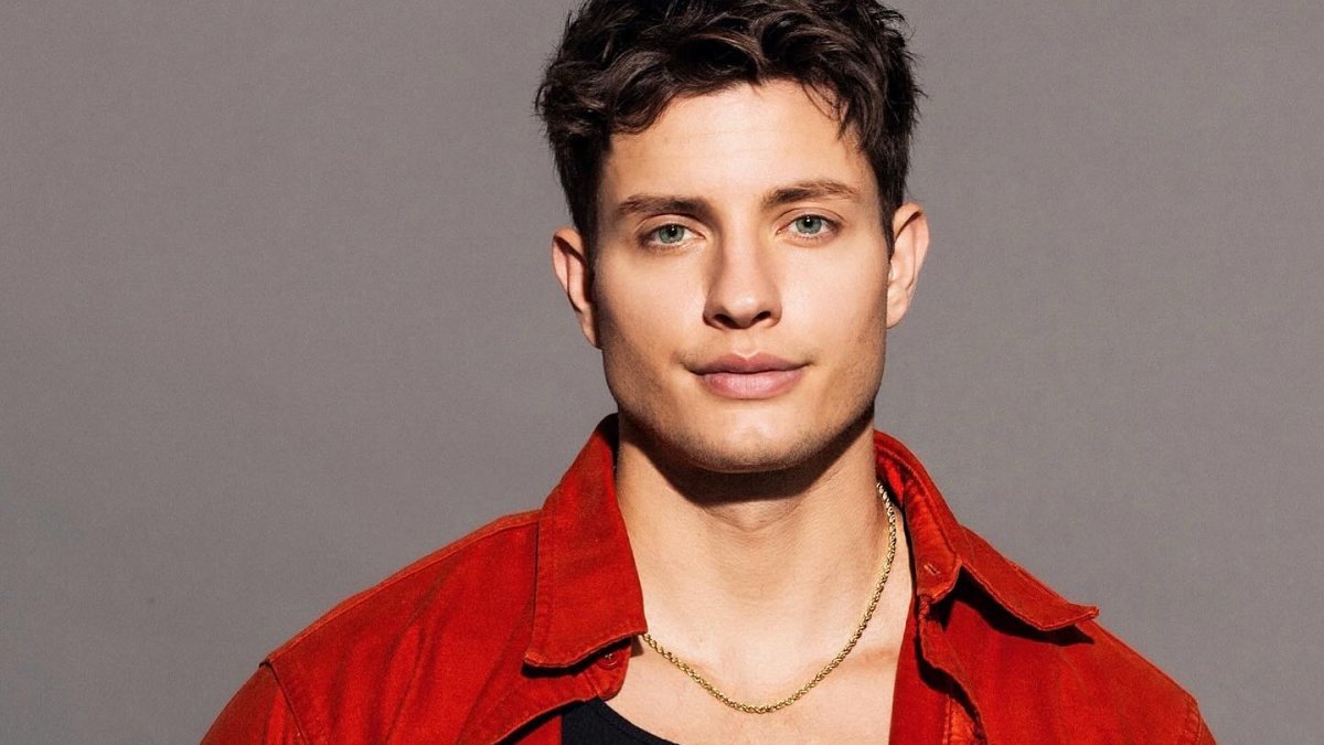 Comedianul Matt Rife a decis să rupă tăcerea despre zvonurile legate de intervențiile sale estetice, într-un mod neobișnuit pentru personalitatea sa: prin lansarea unei cărți în care abordează direct aceste speculații