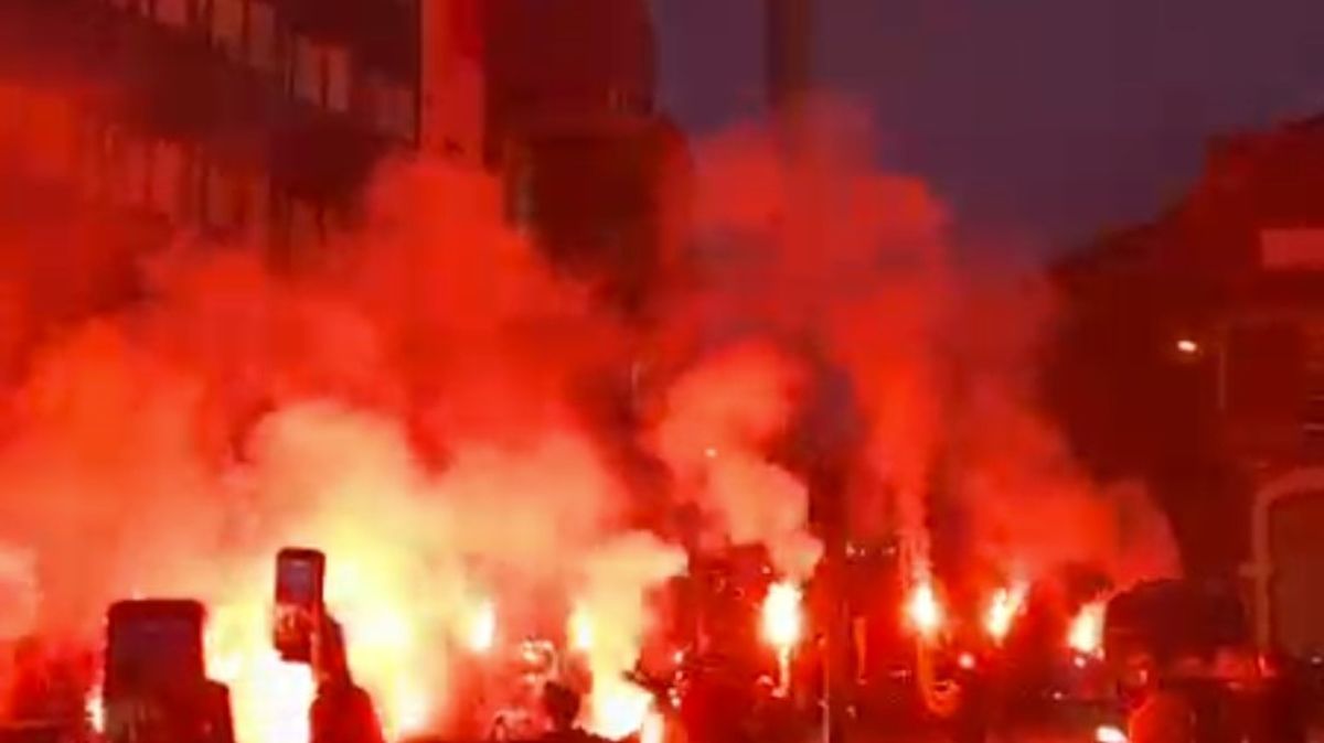 Liverpool a fost scena unor scene neașteptate marți seara, după ce fanii echipei Galatasaray au transformat centrul orașului într-un adevărat spectacol de lumini și culoare, dar și de tensiune